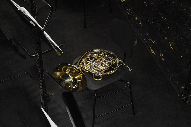 Un tuba devant le registre des trombones