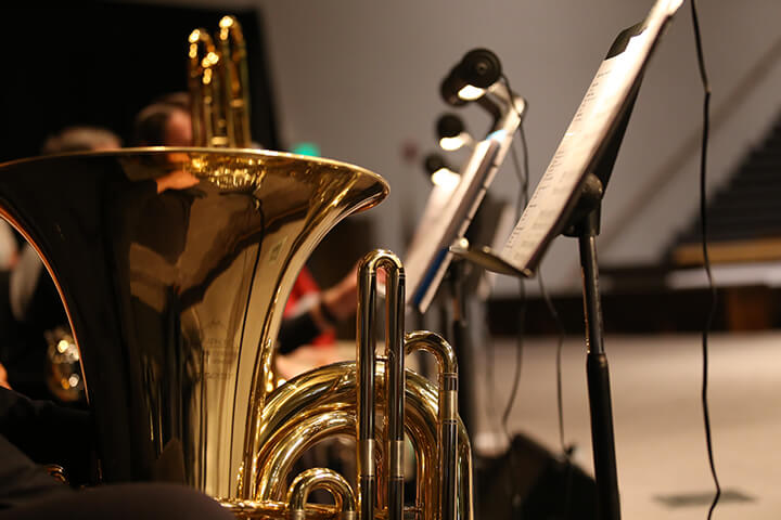 Un tuba devant le registre des trombones
